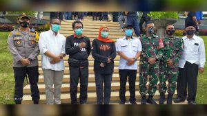 Gubernur Khofifah Indar Parawansa diapit Forkompinda Jember usai kegiatan "Gowes Sambang Masyarakat Jember", Minggu (15/11/2020) - Plt Bupati Jember Bertindak Atas Perintah Mendagri dan Gubernur