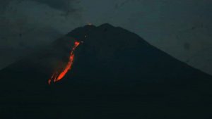 Gunung Semeru Keluarkan Lava Panas, Status Level II Waspada
