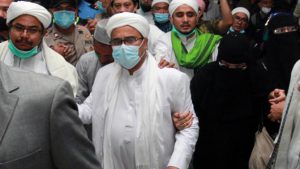 Habib Rizieq - Kepulangan Habib Rizieq Disambut Ribuan Orang Hingga Sebabkan Kemacetan Parah