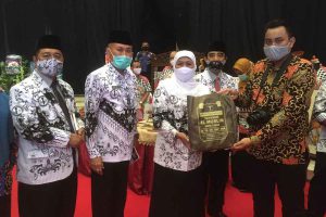 KUJUNGAN : Humas Al Muslim SMA Al Muslim, Azam Afian Dinata menyerahkan buah tangan untuk Gubernur Jatim, Khofifah Indar Parawansa usai mengunjungi stan pameran teknologi pembelajaran SMA Al Muslim di Islamic Center Surabaya, Senin (23/11/2020). (Foto : Memo X/Sudarmawan) - Khofifah Sanjung Inovasi Teknologi Pembelajaran SMA Al Muslim