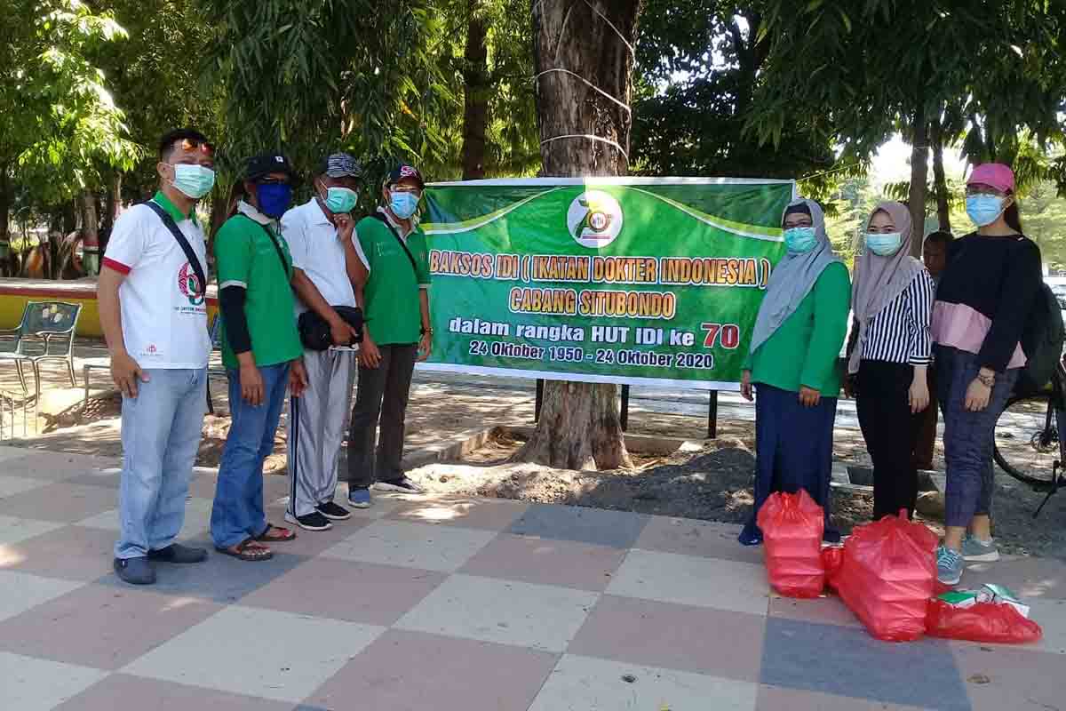 IDI Cabang Situbondo bagi-bagi masker dan nasi kotak yang berlangsung di Alun-alun kota Situbondo - Peringati HUT Ke-70 IDI, IDI Situbondo Baksos Bagi-bagi Masker dan Nasi Kotak