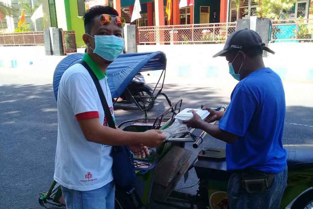 IDI Cabang Situbondo bagi-bagi masker dan nasi kotak yang berlangsung di Alun-alun kota Situbondo
