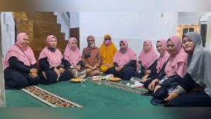 Istri Cabub Gus Yani, Nurul Haromaini saat bersama ibu-ibu dalam acara perayaan damar kurung - Istri Cabup Gus Yani: Tradisi Damar Kurung Cermin Kerukunan dan Gotong Royong Warga