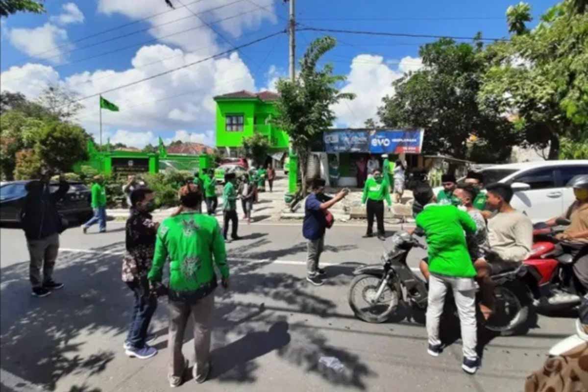 Kader PPP saat bagi-bagi sembako di depan kantornya, beberapa waktu lalu - “Kue” Banpol PPP Terbesar di Pamekasan