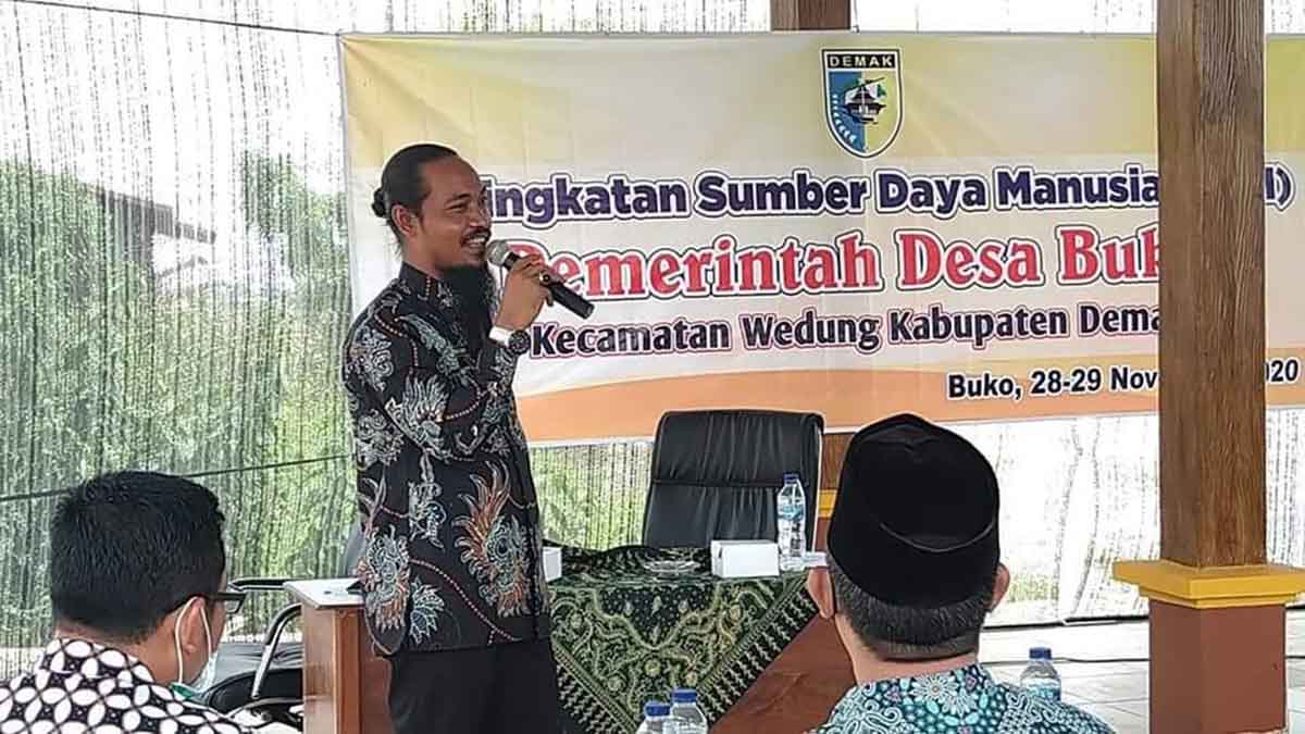 NARASUMBER: Kades Sekapuk Abdul Halim saat diundang sebagai narasumber di Pemdes Buko Demak Jawa Tengah - Pemdes Buko Demak Hadirkan Kades Sekapuk Gresik