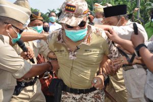 Kadis Pariwisata dan Kebudayaan saat digelandang di tiang bendera - Peringatan Hari Pahlawan di Gresik, Kadis Pariwisata Diborgol Di Tiang Bendera