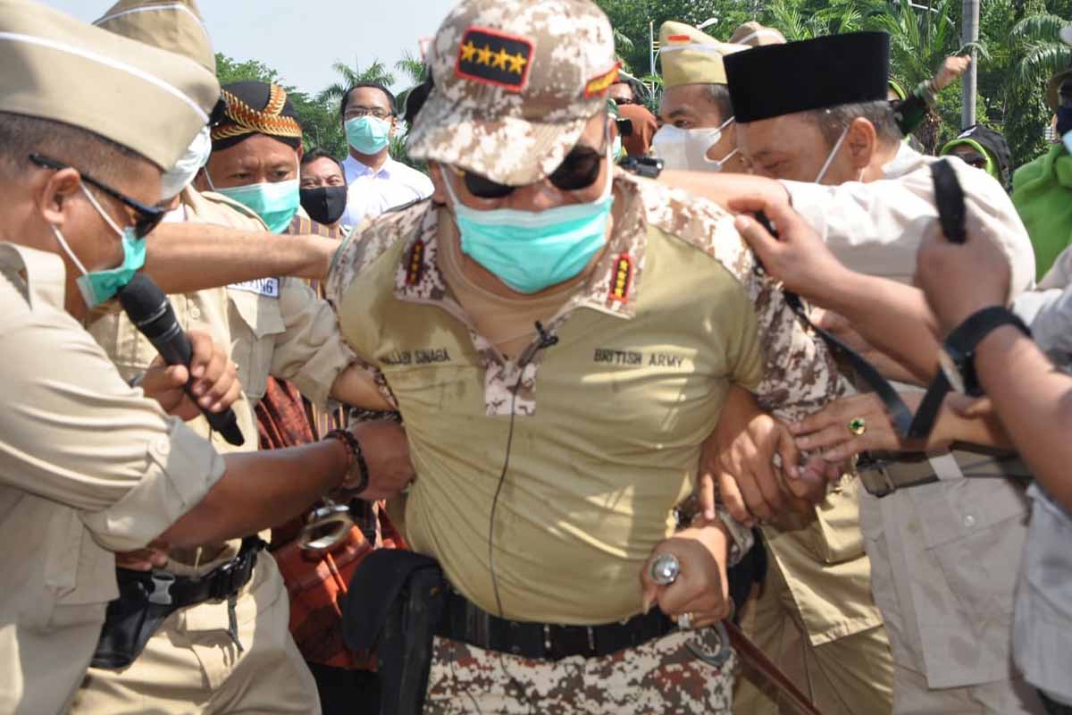 Kadis Pariwisata dan Kebudayaan saat digelandang di tiang bendera - Peringatan Hari Pahlawan di Gresik, Kadis Pariwisata Diborgol Di Tiang Bendera