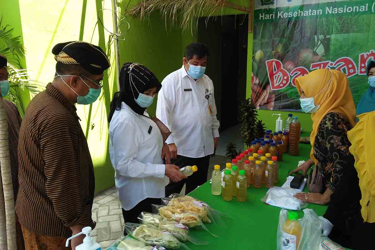 PRODUK MAKANAN : Kadiskes Sidoarjo, drg. Syaf Satriawarman ( kanan ) didampingi Kepala Puskesmas Tarik dr. Maulana Mochamad Fathir meninjau produk makanan dan minuman olahan dari bahan Toga - Kadinkes Sidoarjo Janji Bangun Rumah Sakit Tarik 2021