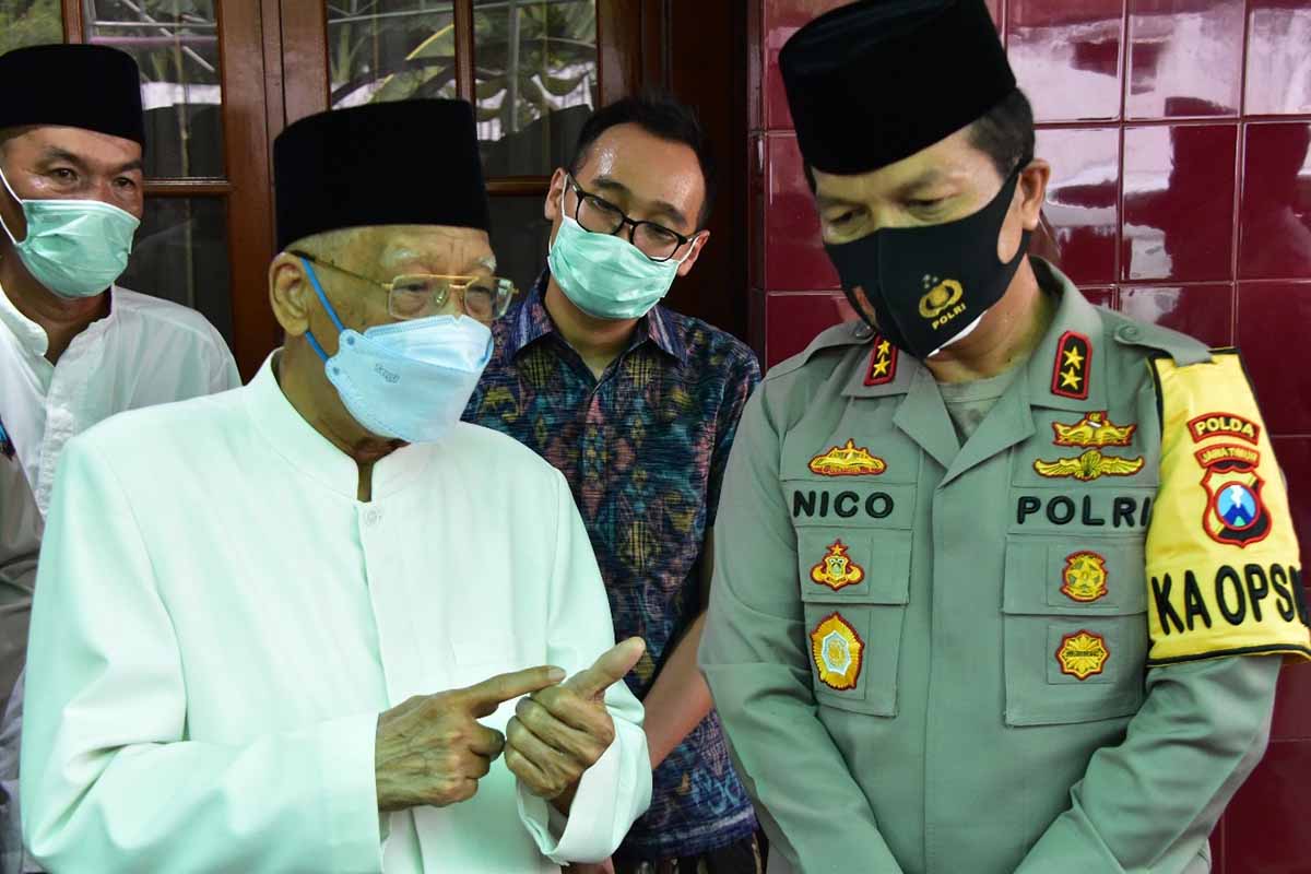 SILATURRAHMI - Kapolda Jatim Irjen Pol Nico Afinta bersilaturahmi ke Ketua Majelis Ulama Indonesia (MUI) Jatim, KH Abdussomad Buchori sambil menyerahkan bantuan 1 ton beras dan 1000 masker, Sabtu (28/11/2020). (Foto : Memo X/Sudarmawan) - Kapolda Jatim Diberi Resep Iman dan Imun