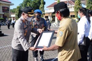 KADES BERPRESTASI: Kapolres Situbondo AKBP Ach Imam Rifai SH SIK M PICT M ISS memberikan reward atau penghargaan kepada Kepala Desa Curah Kalak M Matnaji - Ungkap Pembunuhan, Anggota Polri dan Kades Dapat Reward