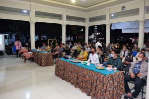 CANGKRUKAN - Kapolresta Sidoarjo, Kombes Pol Sumardji mengajak warga menghidupkan Kampung Tangguh untuk menjadikan wilayah aman dan sehat dalam pencegahan Covid-19 menuju zona kuning saat cangkrukan di Kecamatan Tulangan, Rabu (11/10/2020) malam - Kapolresta Ajak Warga Hidupkan Kampung Tangguh