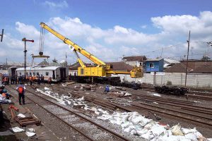 Kecelakaan gerbong kereta api tanpa lokomotif yang terjadi di stasiun Kota Lama, hingga saat ini penyebab belum diketahui, dan sedang tahap evaluasi - Gerbong Kereta Api Tabrak Eskavator