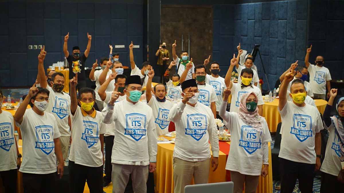 DEKLARASI - Keluarga Besar Alumni ITS Surabaya di Sidoarjo mendeklarasikan diri siap memenangkan Paslon Nomor urut 1, Bambang Haryo Soekartono dan M Taifiqulbar (BHS - Taufiq) di Pilkada Sidoarjo saat di Hotel Luminor, Sidoarjo, Kamis (19/11/2020) malam - Alumni ITS Deklarasi Menangkan BHS - Taufiq di Pilkada Sidoarjo