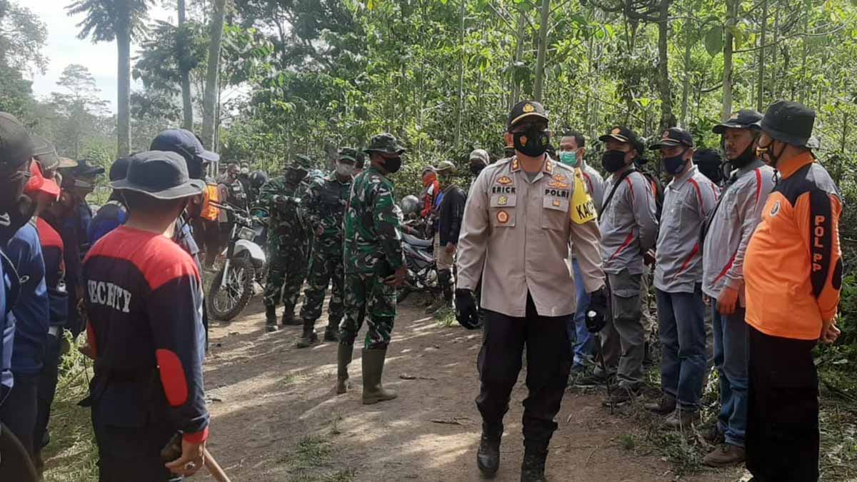Kembalikan Fungsi Hutan Kawasan Ijen - TNI, KNPI, dan Polri Bondowoso Tanam Ribuan Bibit di Ijen
