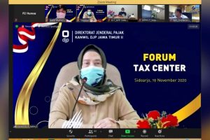 ZOOM MEETING - Kepala Kanwil DJP Jatim II Lusiani memberi sambutan Tax Center dalam menumbuhkan kesadaran pajak di masyarakat bersama 60 peserta kemarin - DJP Jatim II Gelar Forum Tax Center Bersama 9 Perguruan Tinggi