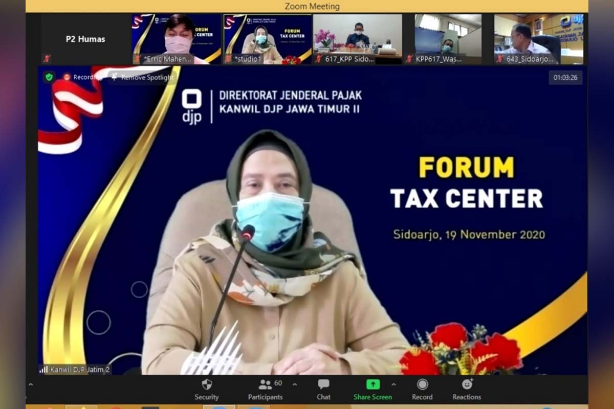 ZOOM MEETING - Kepala Kanwil DJP Jatim II Lusiani memberi sambutan Tax Center dalam menumbuhkan kesadaran pajak di masyarakat bersama 60 peserta kemarin - DJP Jatim II Gelar Forum Tax Center Bersama 9 Perguruan Tinggi