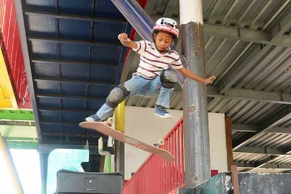Aksi Lil Joko memainkan skateboard - Baru 3 Bulan Berlatih, Bocah 10 Tahun Ini Jadi Profesional Skateboarder