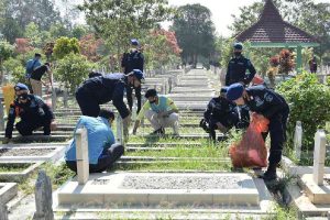 Narapidana dan petugas lapas L'SIMA kerja bakti sosial di TMP Suropati Malang - 33 Napi Dibebaskan di TMP Suropati Malang