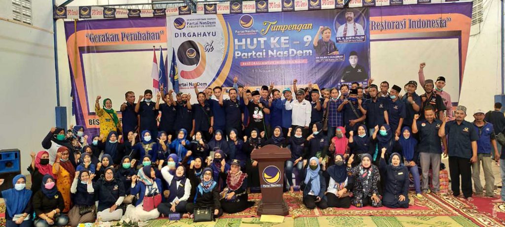 TASYAKURAN: Ketua DPD Nasdem Gresik Saiful Anwar bersama jajaran pengurus dan kader saat menggelar tasyakuran.