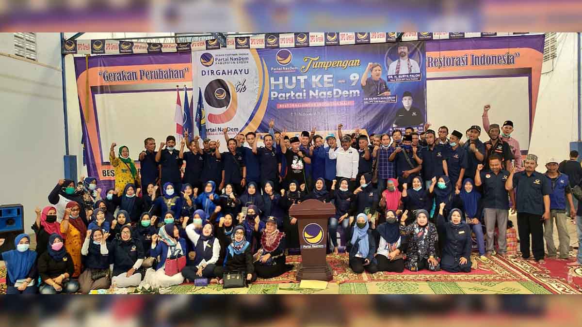 TASYAKURAN: Ketua DPD Nasdem Gresik Saiful Anwar bersama jajaran pengurus dan kader saat menggelar tasyakuran - Nasdem Gresik Berjibaku Menangkan Gus Yani-Bu Min di Pilbup