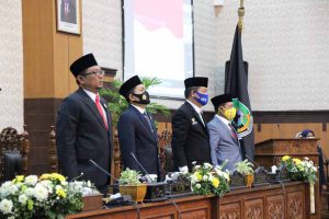 Ketua DPRD Banyuwangi I Made Cahyana Negara didampingi tiga Wakil Ketua DPRD saat menggelar paripurna penandatanganan KUA PPAS APBD tahun 2021 - DPRD Banyuwangi Gelar Paripurna Penandatanganan Nota Kesepakatan KUA-PPAS APBD Tahun 2021