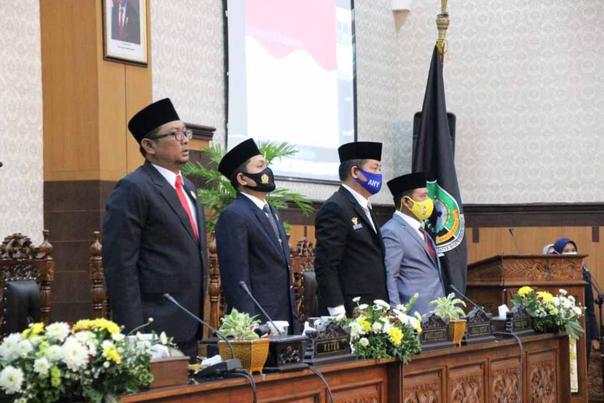 Ketua DPRD Banyuwangi I Made Cahyana Negara didampingi tiga Wakil Ketua DPRD saat menggelar paripurna penandatanganan KUA PPAS APBD tahun 2021 - DPRD Banyuwangi Gelar Paripurna Penandatanganan Nota Kesepakatan KUA-PPAS APBD Tahun 2021