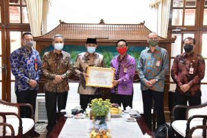 PENGHARGAAN - Ketua Komisi Aparatur Sipil Negara (KASN) Prof Dr Agus Pramusinto menyerahkan penghargaan Hasil Penilaian Penerapan Sistem Merit ke Pj Bupati Sidoarjo, Hudiyono di Pendopo Delta Wibawa, Selasa (03/11/2020) - Pengelolaan Manajemen Pegawai Sidoarjo Terbaik Kedua