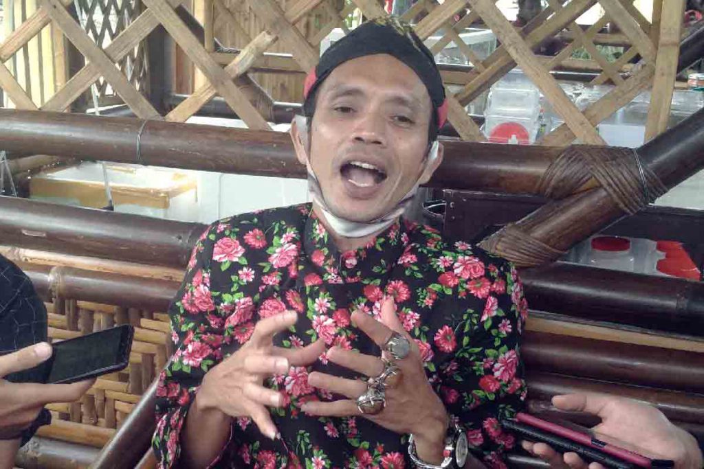 Ki Demang menjawab pertanyaan awak media