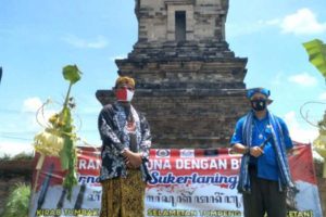 Ki Erwin dan Soim saat menggelar kirap Tombak Kyai Singkir di Candi Jawi - Budayawan Kirab Tombak Kyai Singkir Usir Pagebluk Corona