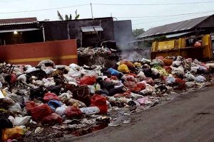 Kondisi sampah di selatan Pasar Menganti - Prihatin Soal Sampah, NIAT Tawarkan Program Gresik Lestari