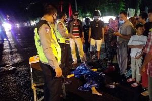 KORBAN : Korban laka lantas tewas di lokasi kejadian sebelum dievakuasi ke rumah sakit - Disrempet Bus, Warga Kluweh Tewas Terpental