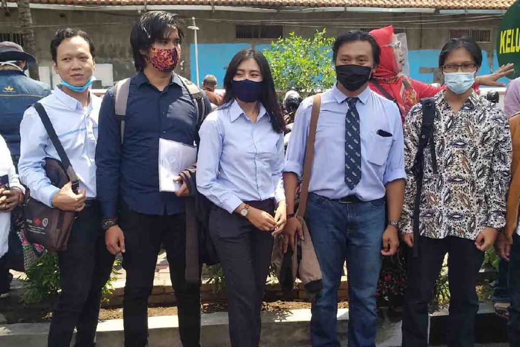Kuasa hukum para pedagang, Wiwit Tuhu, bersama rekan-rekannya
