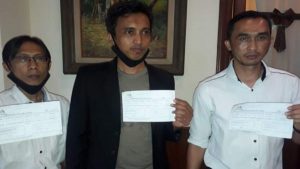 LAPOR : Kuasa hukum ke enam korban, Adi Amarullah SH, Maliki SH MH dan Hendra Mulya Irawan SH - Enam Nasabah Bank Mega Lapor Polisi