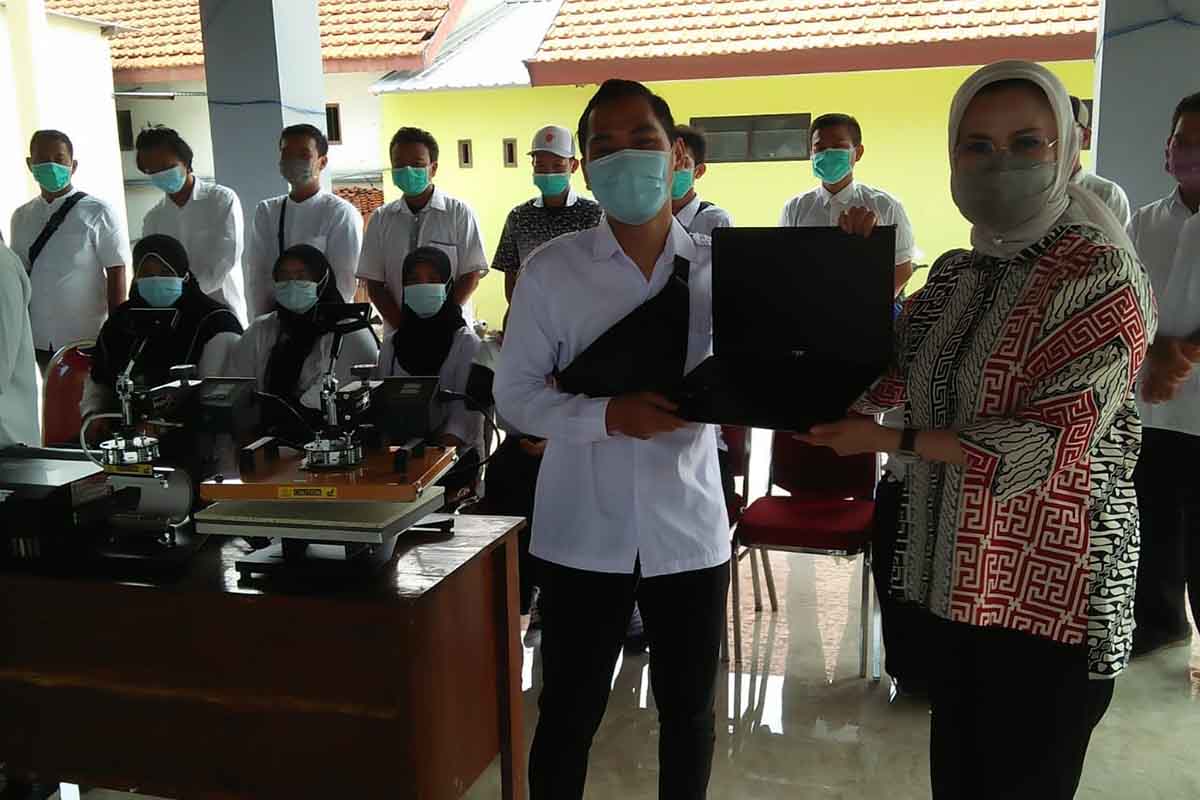 BANTUAN : Lucy Kurniasari menyerahkan bantuan Laptop kepada Acmad Maulana, Ketua Kelompok Pelatihan - Lucy Kurniasari Bantu Pemuda Becirongengor Alat Sablon Digital