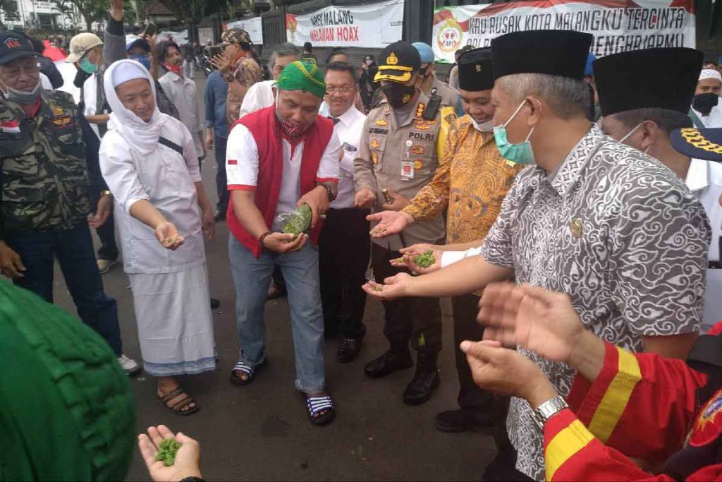 Pembagian macaroni untuk dimakan bersama sebagai bentuk kecaman terhadap Macron