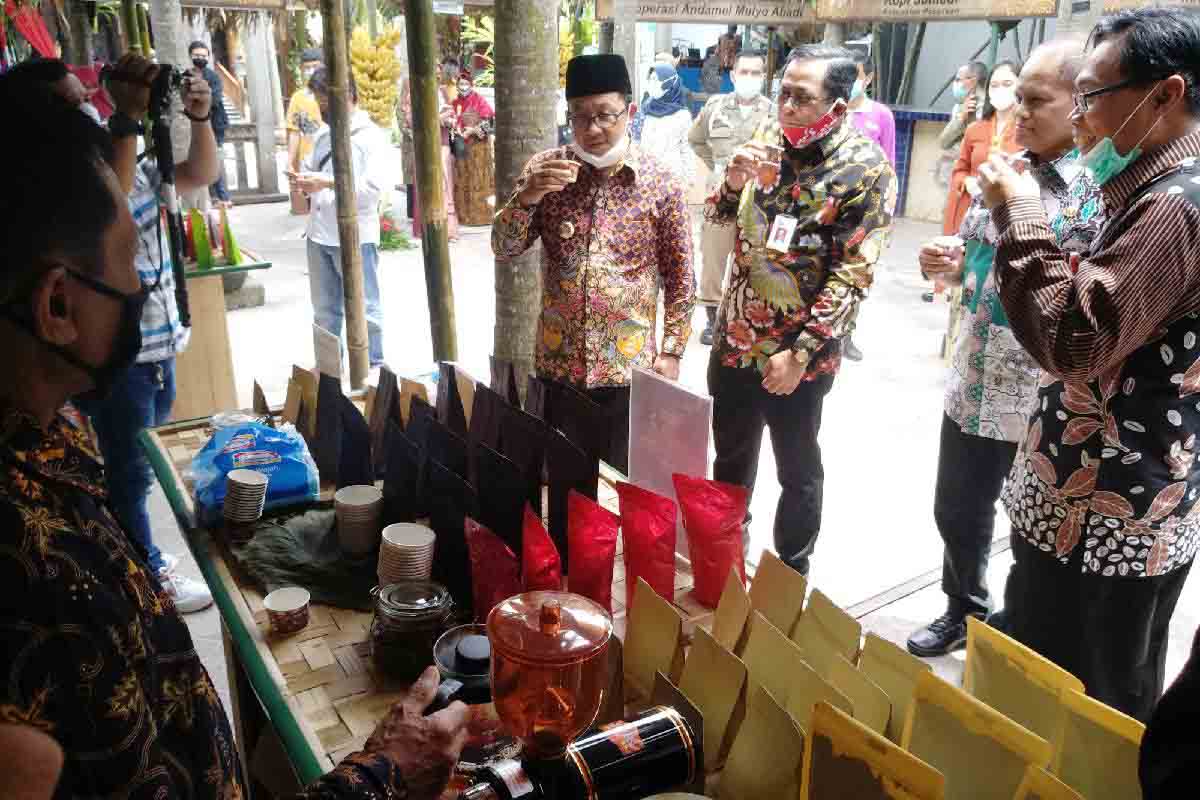 Menikmati kopi unggulan - Bank Indonesia Tumbuhkan UMKM Melalui Pameran Karya Kreatif Indonesia 2020