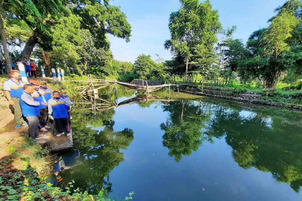 Di sela nggowes wisata, Wawali Moh Soufis Subri menyempatkan meninjau sumber mata air Mutiara