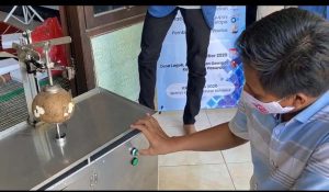 Mesin Pengupas Kelapa Karya ITS untuk UMKM Kue Klepon
