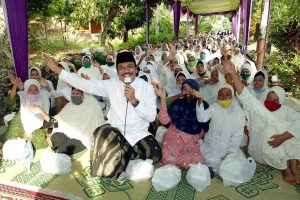 BERSHOLAWAT : Moh Qosim saat bersholawat bersama sejumlah warga Gresik Utara - QA Gagas Program Sekolah Perempuan Tiap Kecamatan