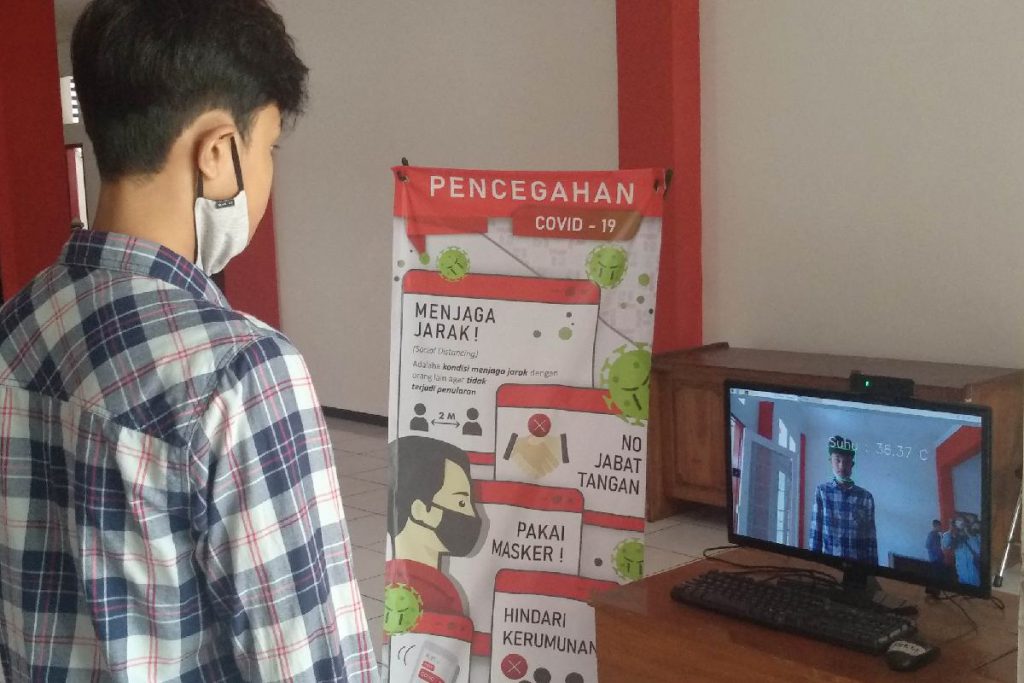 Pengukuran suhu tubuh dengan monitor