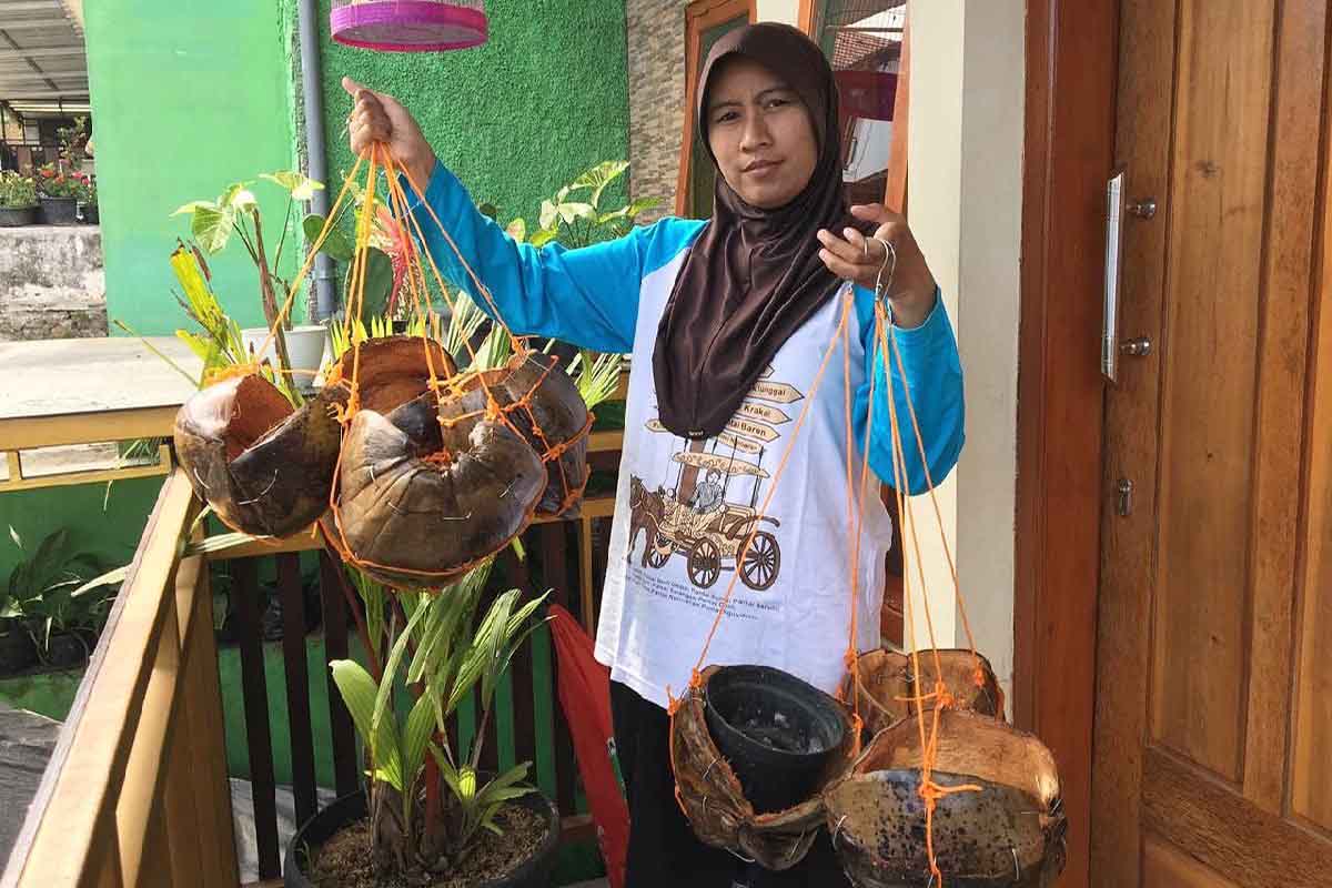 Nurul menunjukan pot serabut kelapa - Ubah Limbah Serabut Kelapa Jadi Pot