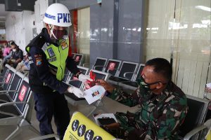 Petugas Keamanan Dalam (PKD) bagikan masker kepada anggota TNI - KAI Bagi Masker Untuk Pahlawan Covid