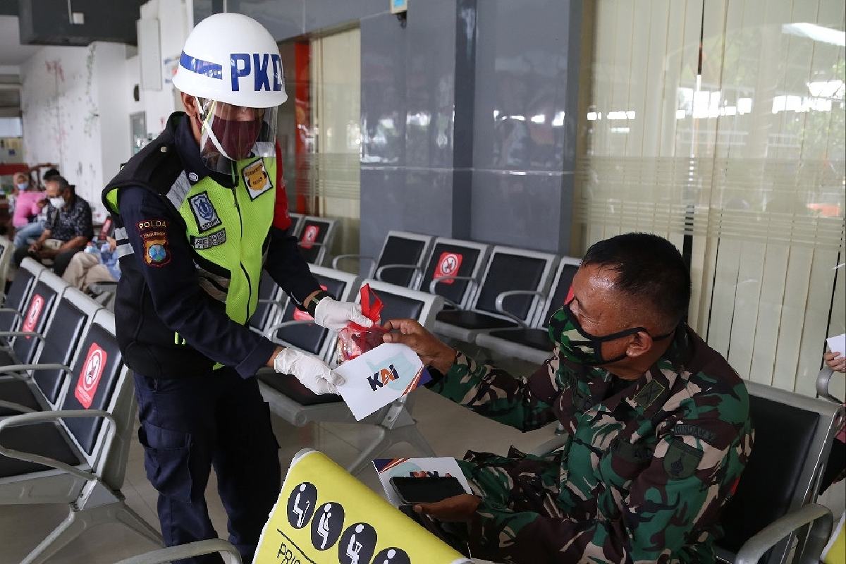 Petugas Keamanan Dalam (PKD) bagikan masker kepada anggota TNI - KAI Bagi Masker Untuk Pahlawan Covid