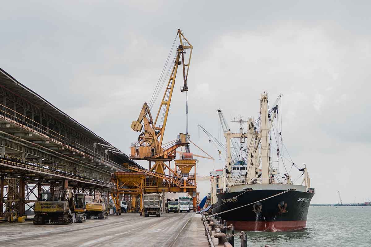 Pabrik Surfaktan dan aktivitas bongkar muat di Pelabuhan Petrokimia Gresik - Hilirisasi Petrokimia Gresik, Perkuat Industri Nasional Untuk Peningkatan Investasi