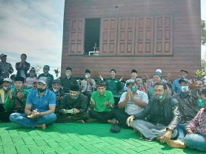 PANJATKAN DOA: Pak Cip bersama Cawabub Malang, Didik Budi Muljono panjatkan doa di dalam Puncak Tugu Pengayoman Gunung Perkul diikuti simpatisan dan pendukung LADUB - Sucipto Yakin LADUB Menang Pilkada Kabupaten Malang