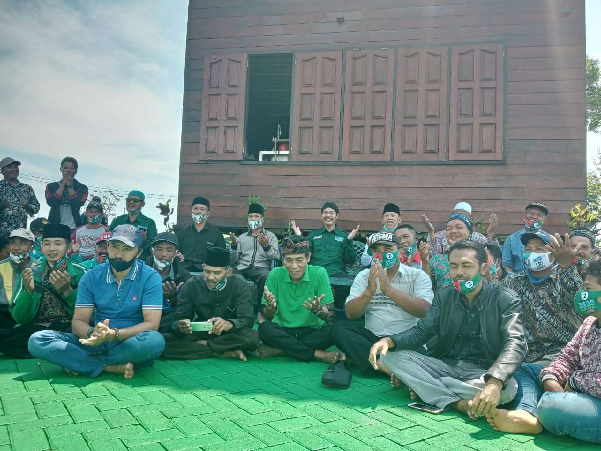 PANJATKAN DOA: Pak Cip bersama Cawabub Malang, Didik Budi Muljono panjatkan doa di dalam Puncak Tugu Pengayoman Gunung Perkul diikuti simpatisan dan pendukung LADUB - Sucipto Yakin LADUB Menang Pilkada Kabupaten Malang