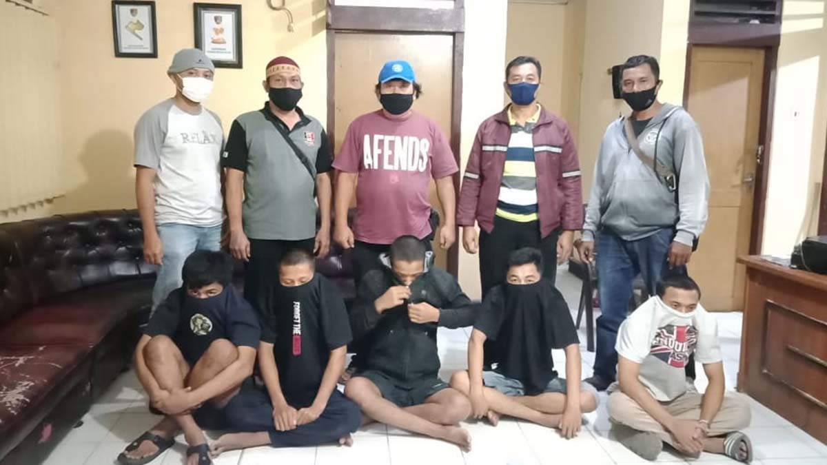 Para pelaku pencurian yang dibekuk oileh Unit Reskrim Polsek Pesantren Polres Kediri Kota - Tiga Pencuri dan Dua Penadah HP Ditangkap Polisi, Satu Buron