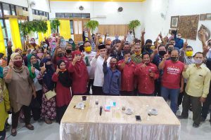 DEKLARASI - Paslon BHS - Taufiq mendapat dukungan Global Entrepreneurs Professional (GENPRO) Sidoarjo lantaran visi, misi dan kepedulian paslon nomor urut 1 dalam pengembangan Usaha Mikro Kecil dan Menengah (UMKM) saat deklarasi di Rumah Makan Ganjaran JL Raya Jati, Sidoarjo, Selasa (24/11/2020) - GENPRO Deklarasi Menangkan BHS - Taufiq di Pilkada Sidoarjo