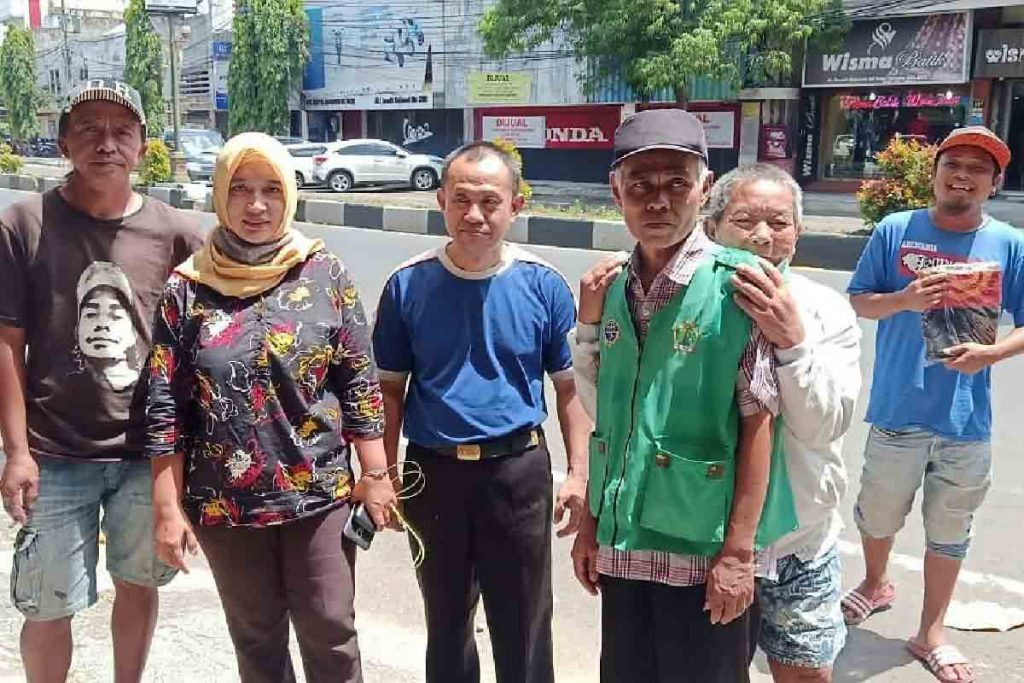 Pedagang kaki lima, tukang parkir, dan penjual koran, ikut terdampak