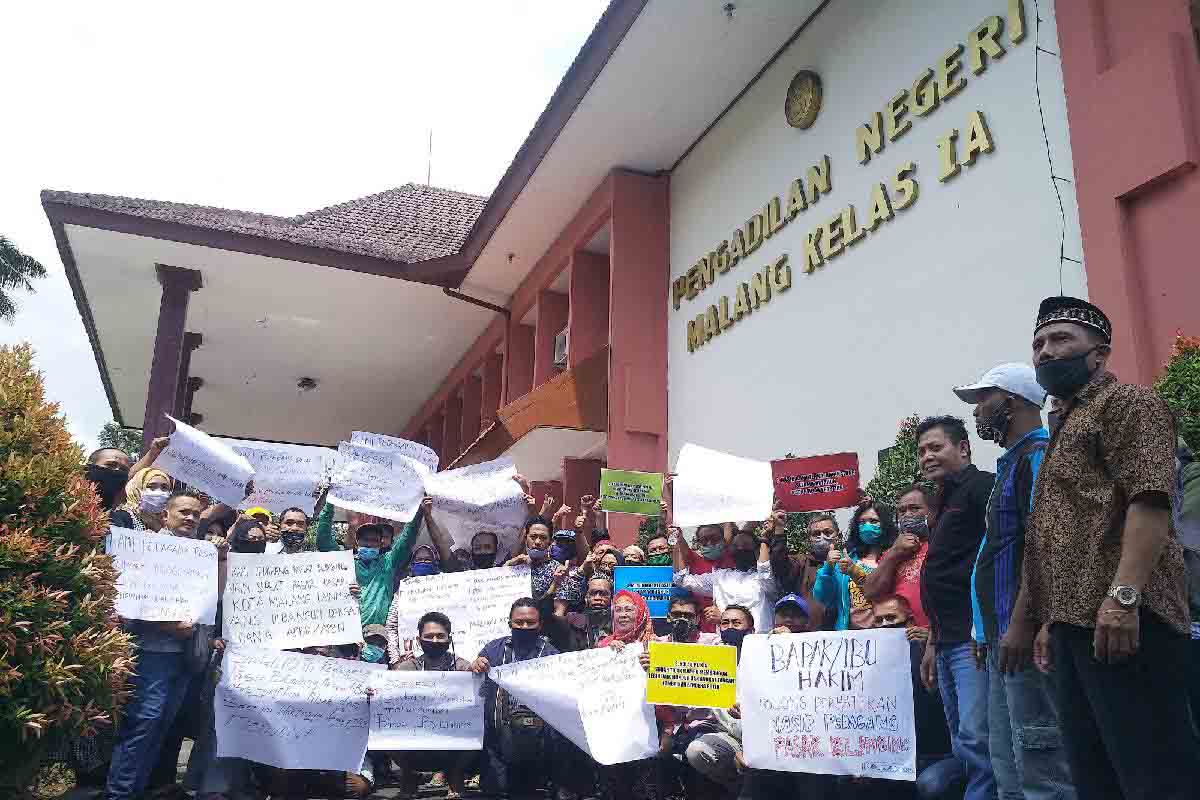Puluhan pedagang Pasar Blimbing kembali kecewa - Pedagang Pasar Blimbing Kecele, Sidang Diundur Pekan Depan